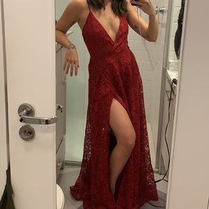 Lace party dress with leg cut